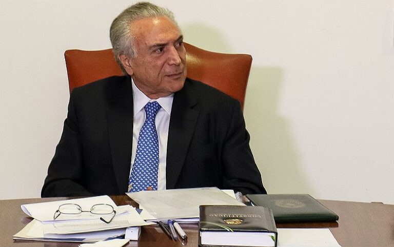 Em dia de protestos, Temer sanciona terceirização irrestrita