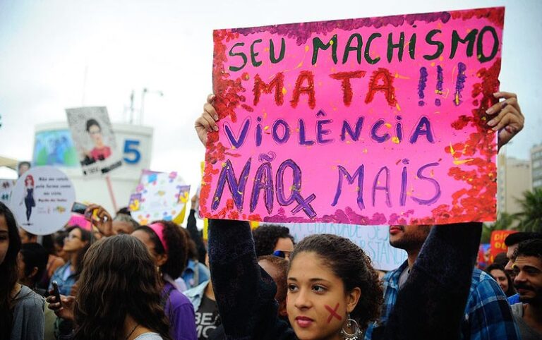 Especialistas apontam influência da mídia no discurso de ódio contra mulheres