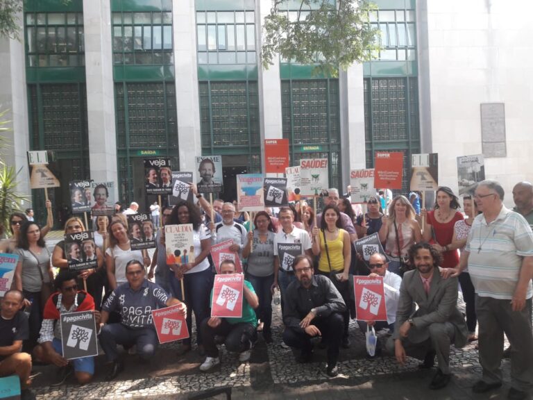 Trabalhadores protestam nos 4 meses de calote