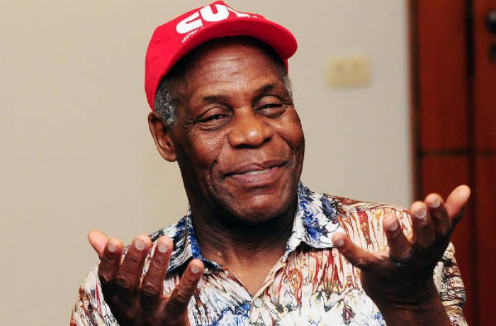 Danny Glover: enfrentar o racismo é central