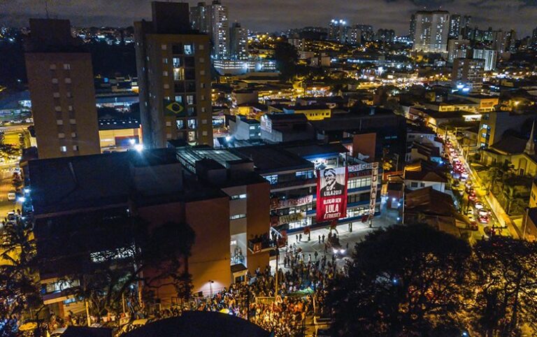 Passeata pede democracia e liberdade para Lula