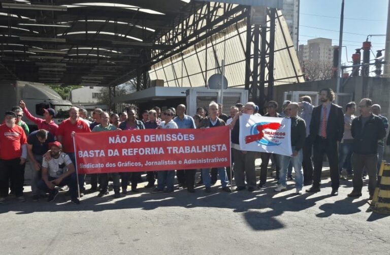 Trabalhadores lutam contra demissões na Editora Abril