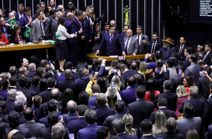 Reforma segue para segundo turno na Câmara. Veja quem votou contra o trabalhador