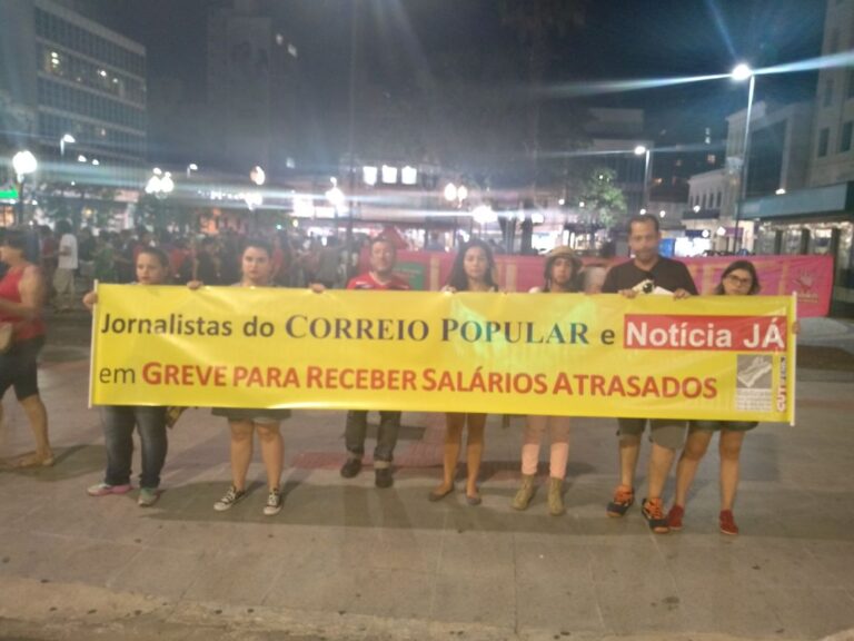 Jornalistas da RAC protestam contra salários atrasados