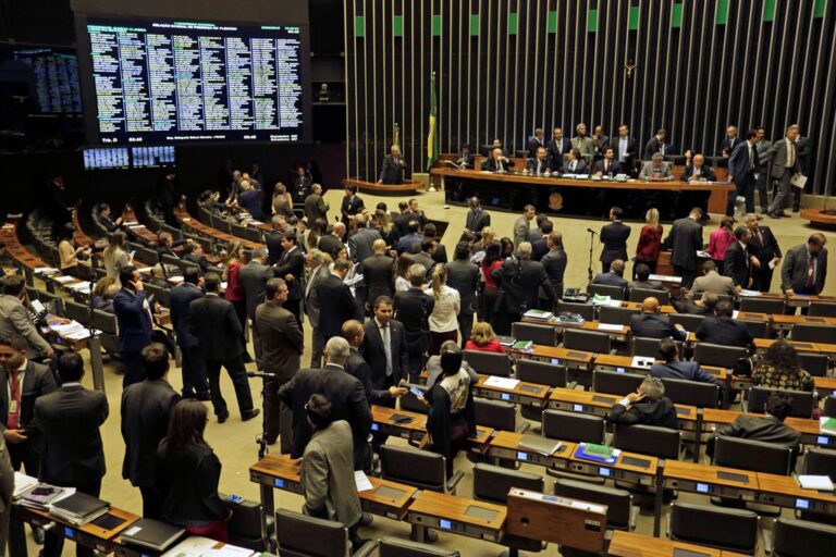 20 projetos de lei querem criminalizar fake news