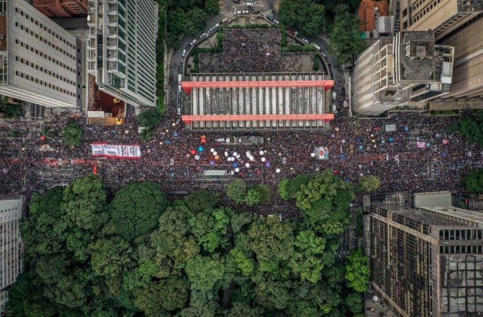 São Paulo tem multidão nas ruas em atos por todo estado
