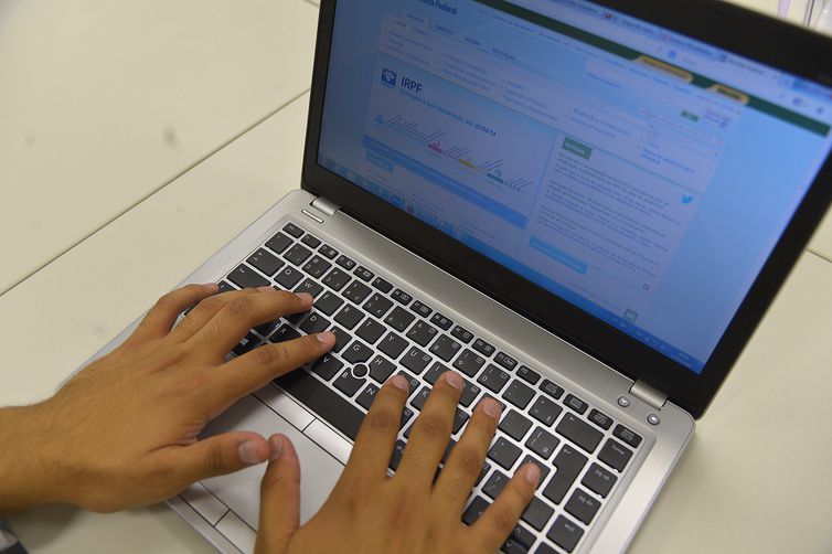 Contribuintes recebem restituição de IR na terça (16)