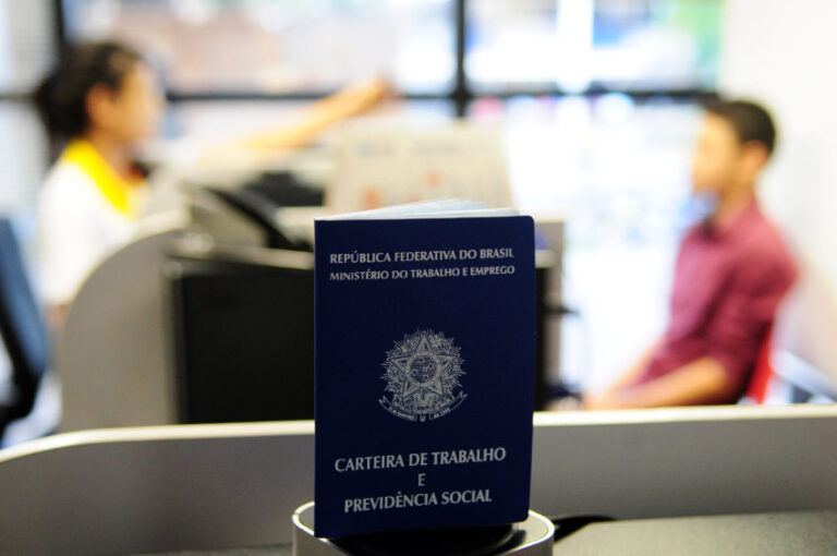 Mercado fecha vagas, e desemprego aumenta