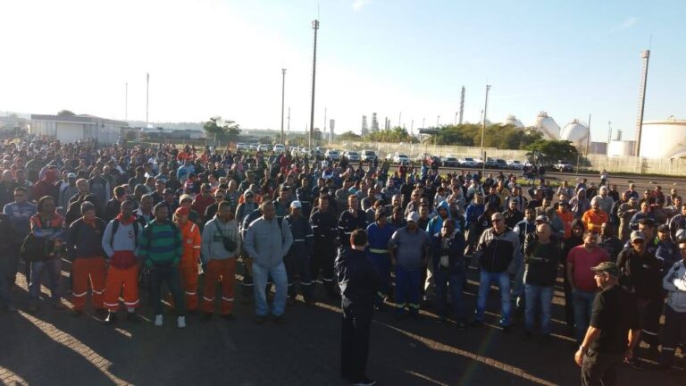 Petroleiros em greve pela redução de preços de combustíveis e gás