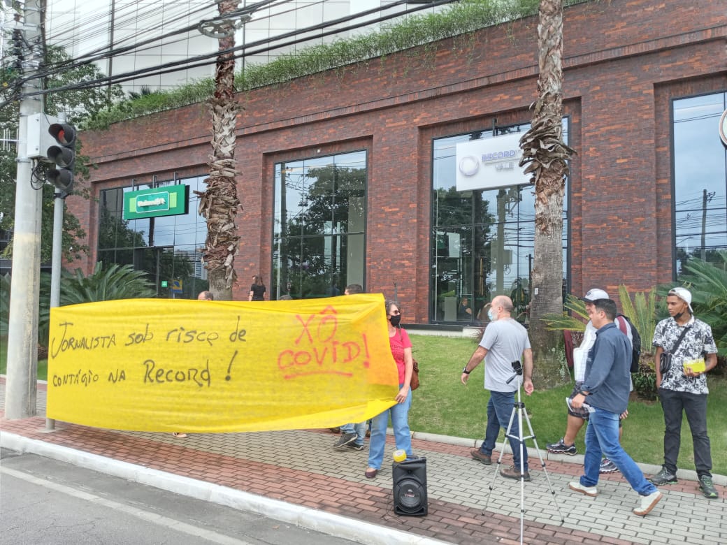 Record insiste no negacionismo em SJC