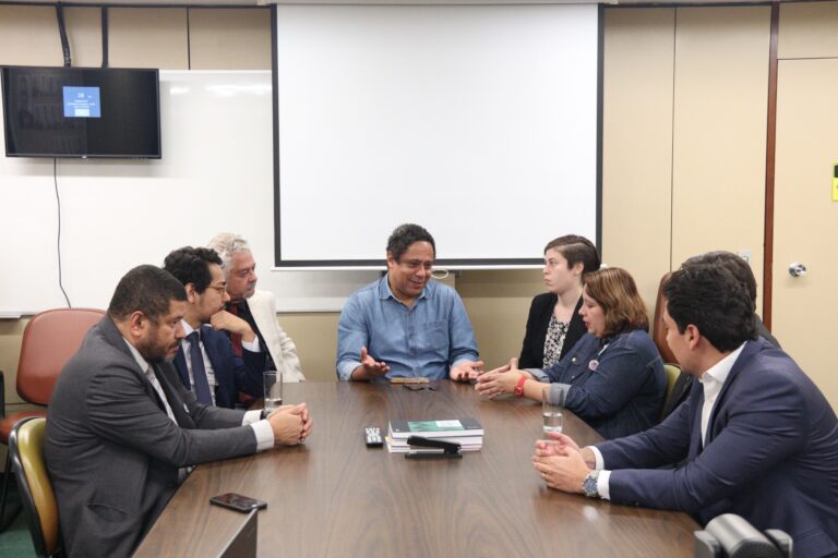 Em defesa da remuneração do conteúdo jornalístico para os trabalhadores, diretores da FENAJ cumprem agenda em Brasília