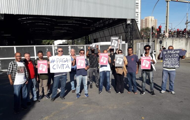 Demitidos protestam em frente à gráfica da Abril