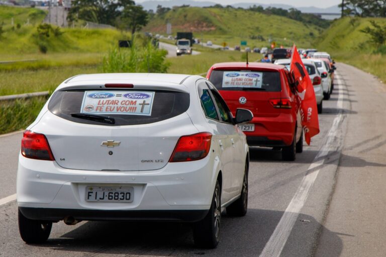 Trabalhadores fazem carreata contra o fechamento da Ford