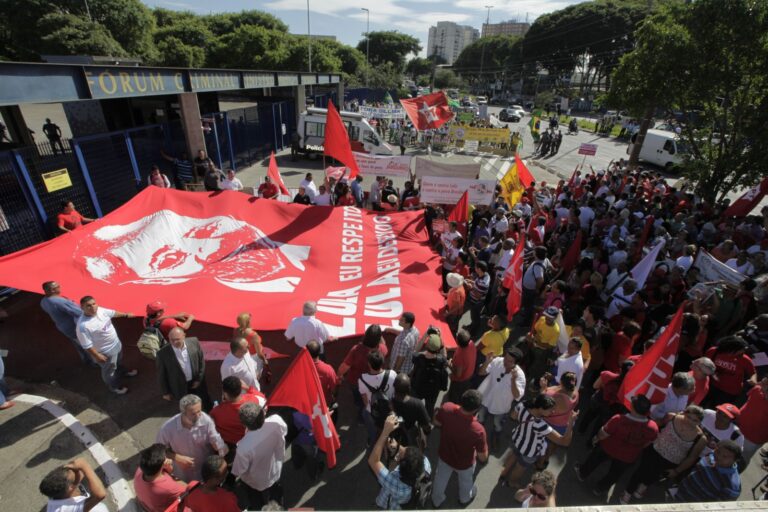 Ato de apoio a Lula sufoca direita, apesar da PM tucana