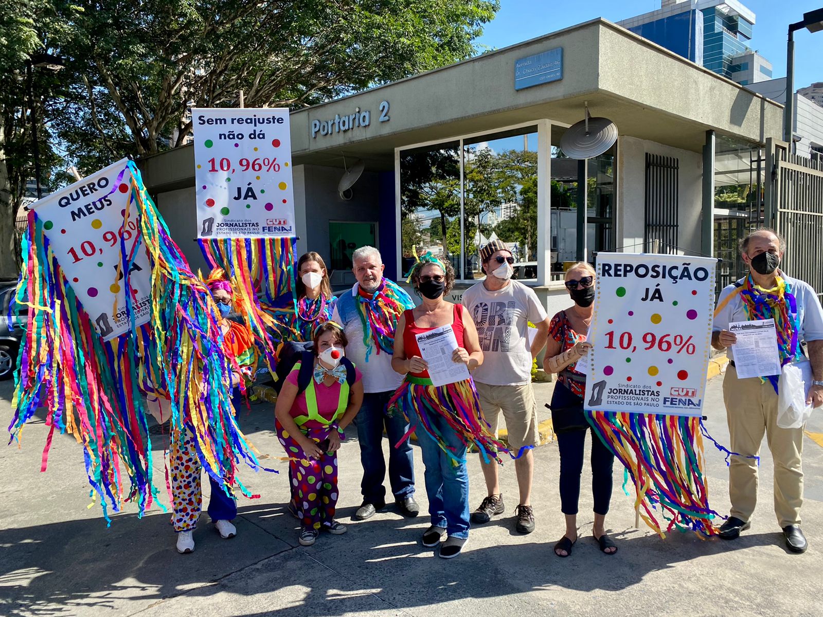 Com ações na porta das empresas, Sindicato cobra reposição da inflação no salário dos jornalistas em rádio e TV