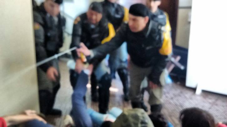 Jornalistas de São Paulo repudiam prisão de repórter após ação truculenta da polícia gaúcha