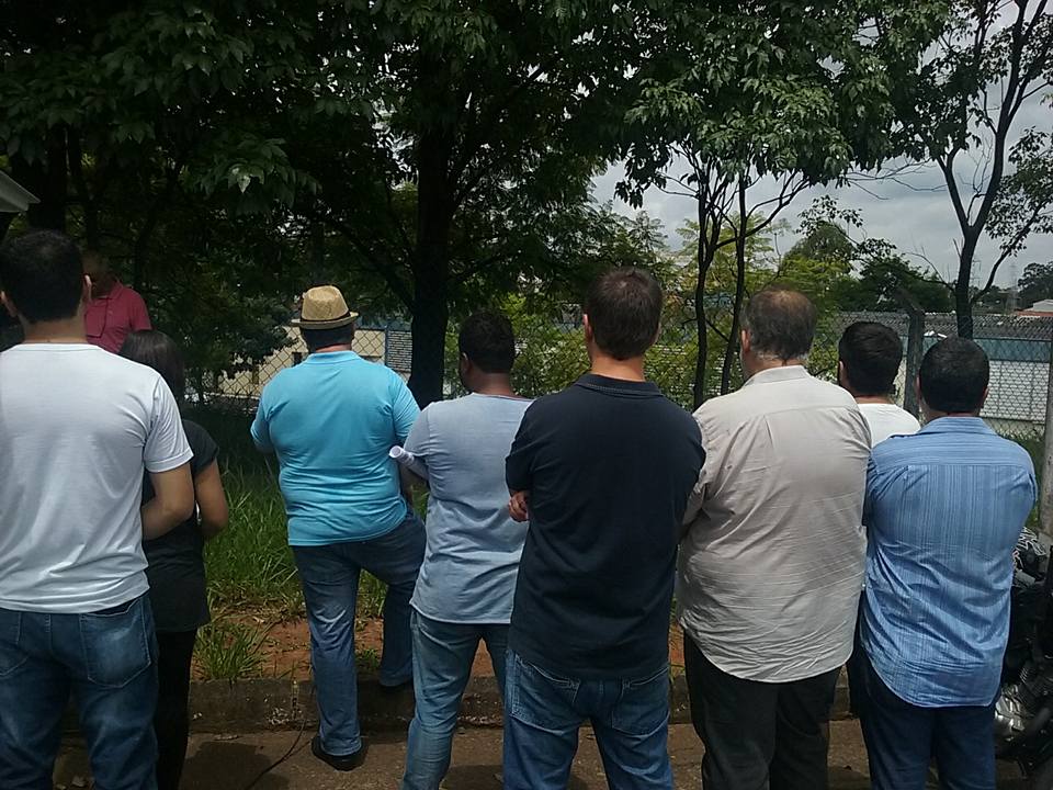Em protesto, trabalhadores cobram pagamento do Jornal Todo Dia