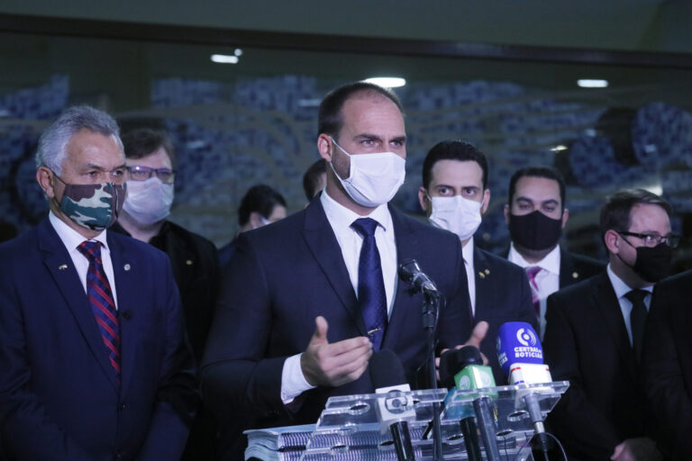 Deputado Eduardo Bolsonaro é condenado em R$ 30 mil por assédio moral à jornalista Patrícia Campos Mello