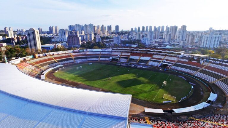 Barrado fisicamente por funcionários da CBF, repórter fotográfico é impedido de exercer a profissão durante partida de futebol