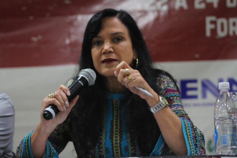 “Desinformação em massa assemelha-se à tática fascista e serve ao aprofundamento do neoliberalismo”, alerta presidenta da FENAJ