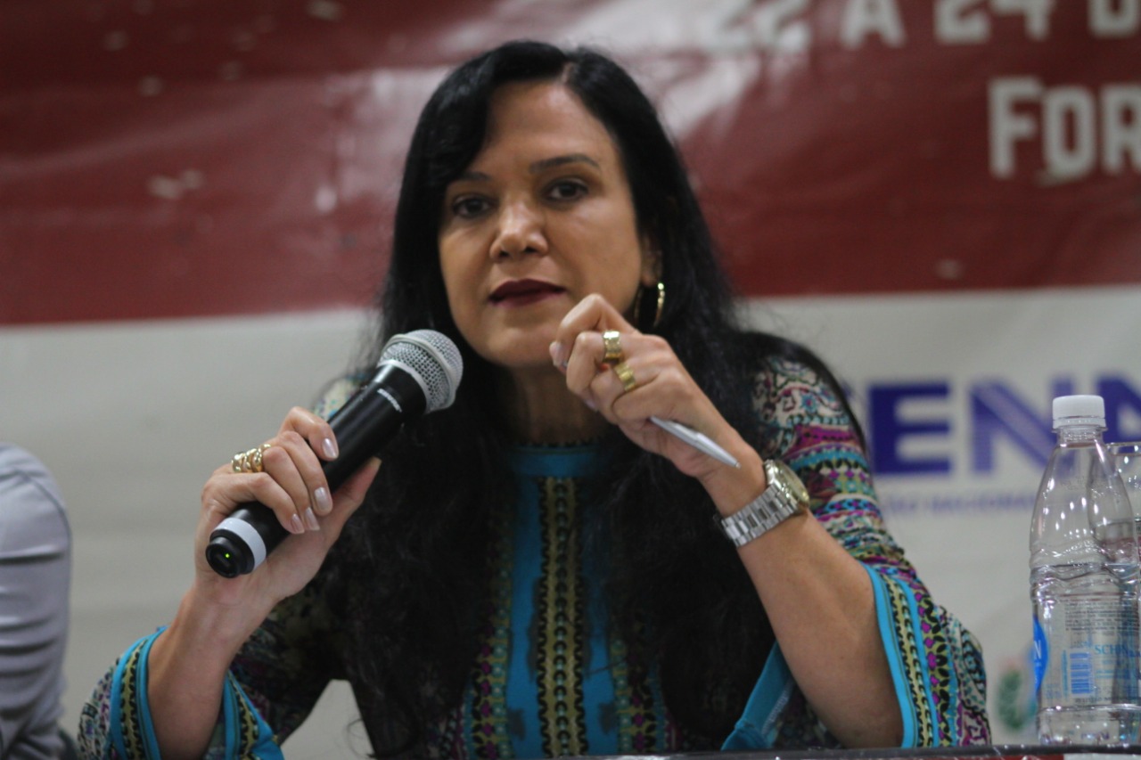 “Desinformação em massa assemelha-se à tática fascista e serve ao aprofundamento do neoliberalismo”, alerta presidenta da FENAJ