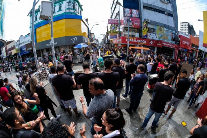 No 7º dia de greve, jornalistas alagoanos fazem passeata no centro de Maceió
