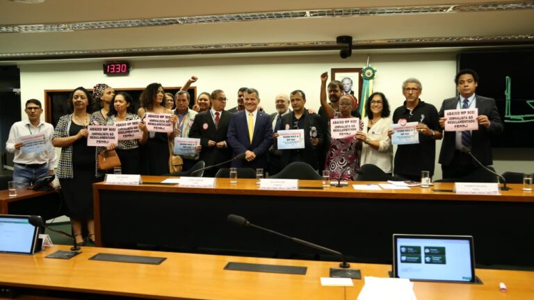 Parlamentares e especialistas defendem regulamentação de jornalistas e radialistas para o exercício das profissões