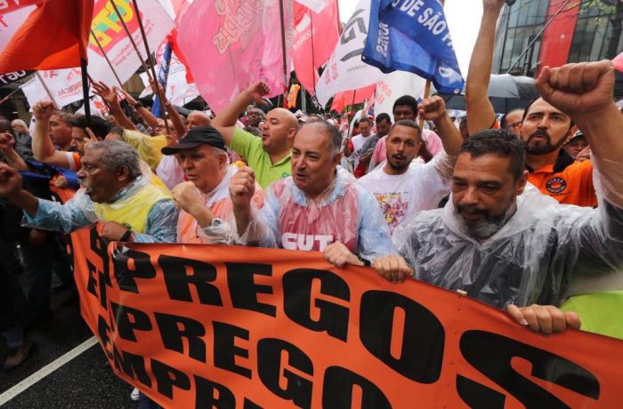 Manifestação contra Bolsonaro ocupa via da Avenida Paulista nesta segunda (3)