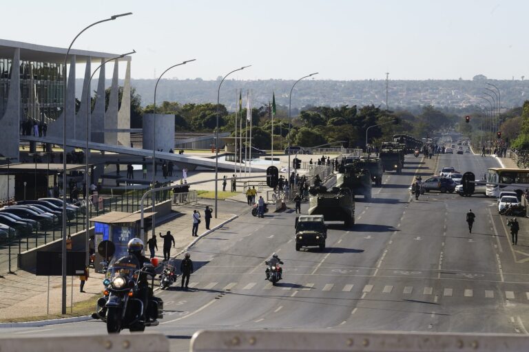 Cobertura de veículos da EBC embarca no discurso do governo e omite informações sobre o desfile de tanques