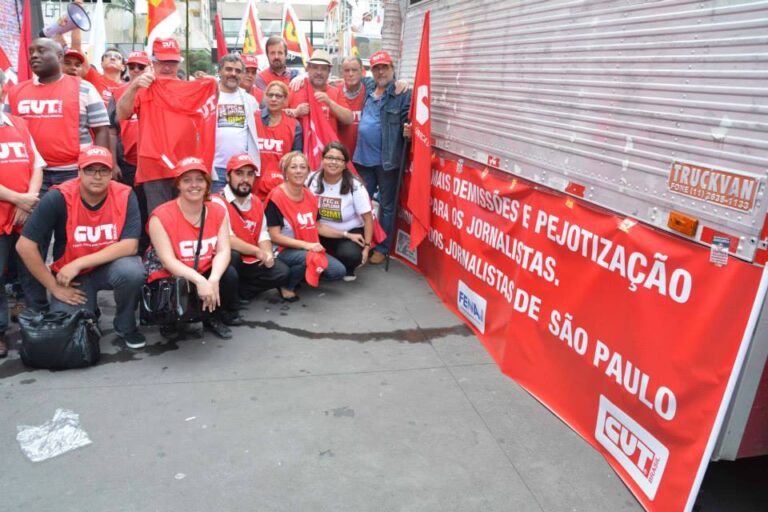Jornalistas vão às ruas e dizem não ao PL da terceirização e a pejotização