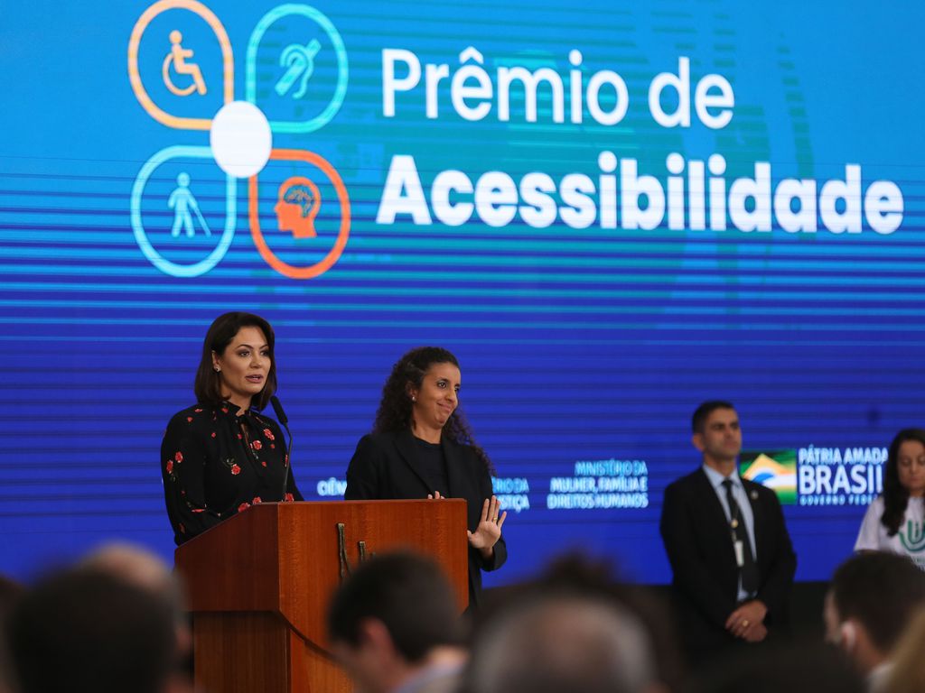 EBC bajula primeira-dama enquanto corta direitos de deficientes