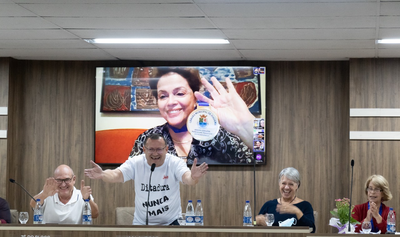 Ao lado de Dilma Rousseff, diretora Vilma Amaro recebe medalha Mulheres pela Democracia