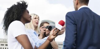 Maioria dos jornalistas empregados formalmente são mulheres, brancos e com idade entre 30 e 39 anos