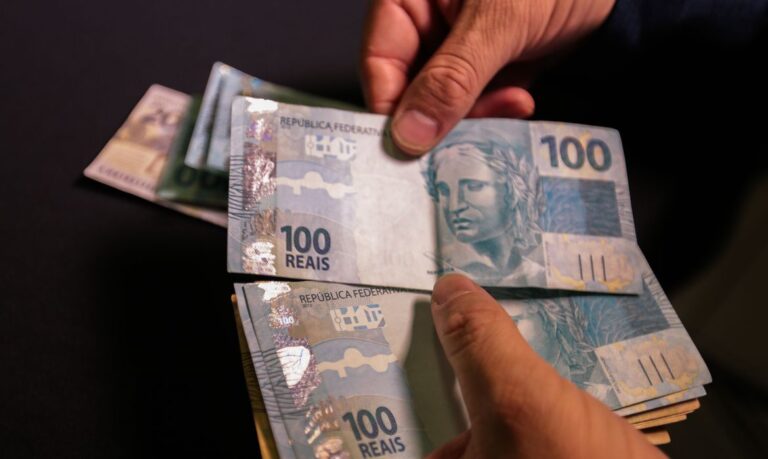 Remuneração média dos jornalistas brasileiros com carteira assinada é de R$ 5,7 mil