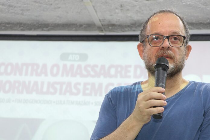 Jornalista Breno Altman em ato no Sindicato dos Jornalistas.