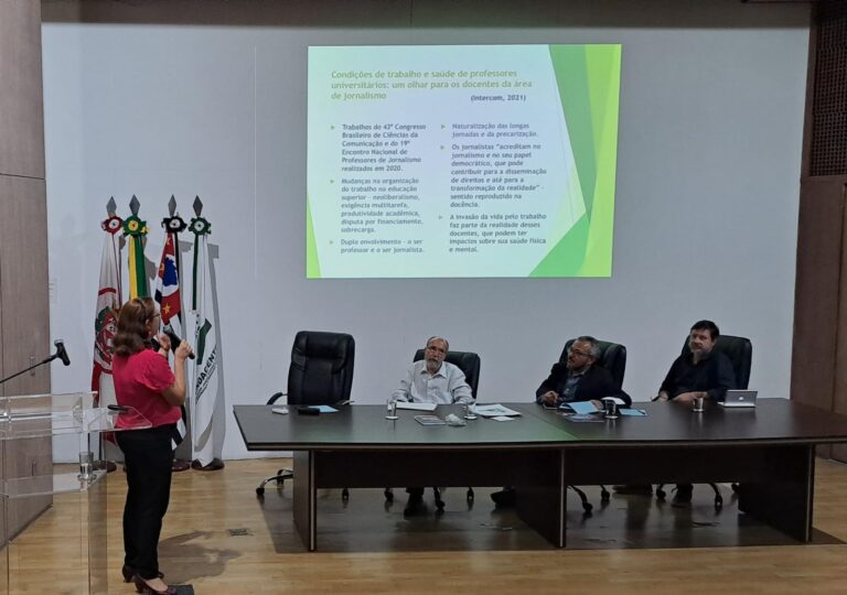 Cristiane Reimberg, jornalista apresenta pesquisa realizada em 2014 sobre a saúde mental dos/as jornalistas. Foto: Alexandre Linares.