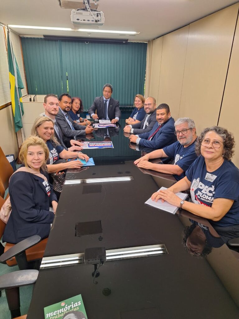 Delegações de São Paulo, Paraná, Alagoas e a presidenta da Fenaj, Samira de Castro, no gabinte do deputado Orlando Silva (PCdoB-SP). Foto: Eduardo Viné.