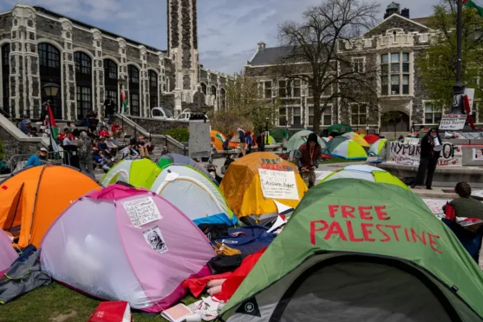 Acampamento estudantil ocupa uma praça no campus do City College de Nova York (David Dee Delgado/Reuters)