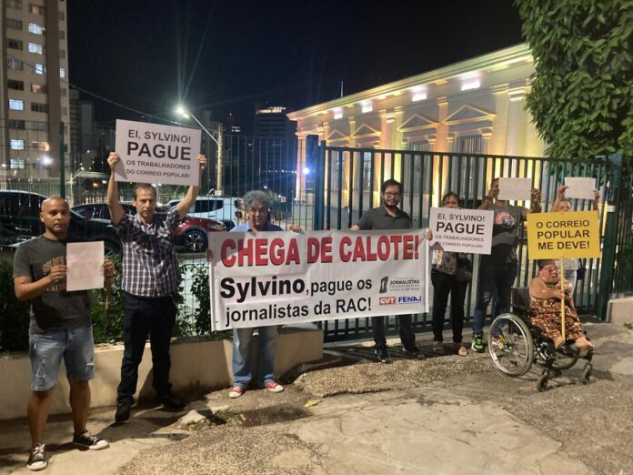 Jornalistas protestam e cobram dono do Correio Popular para pagar dívidas trabalhistas