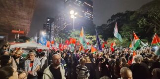 DOSSIÊ GENOCÍDIO EM GAZA – Edição de 16 e 17 de maio Manifestantes concentrados no MASP antes da caminhada rumo à Praça Roosevelt. Foto: Eduardo Viné Boldt
