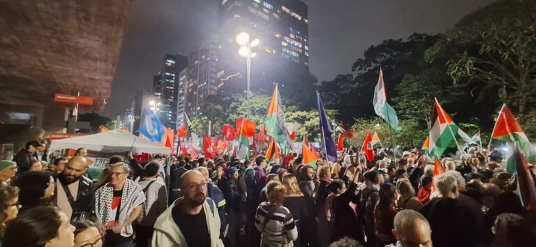 Manifestantes concentrados no MASP antes da caminhada rumo à Praça Roosevelt. Foto: Eduardo Viné Boldt