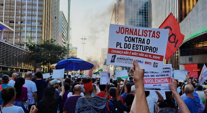 Jornalistas se unem a 15 Mil manifestantes na Avenida Paulista Contra o PL 1904