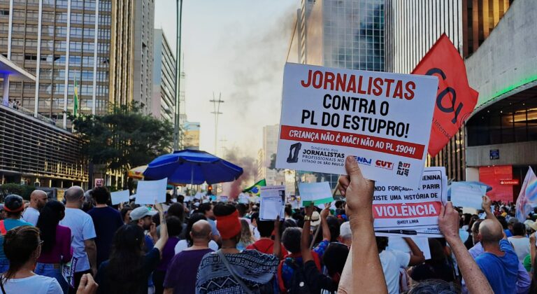 Jornalistas se unem a 15 Mil manifestantes na Avenida Paulista Contra o PL 1904