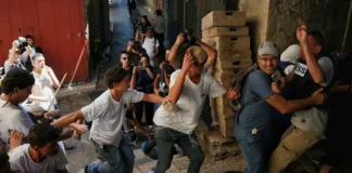 DOSSIÊ GENOCÍDIO EM GAZA – Edição de 6 e 7 de junho Na Cidade Velha de Jerusalém, o jornalista israelense Nir Hasson (Haaretz) tenta proteger o colega palestino Saif al Qawasmi do ataque de jovens sionistas (foto: Maya Levin/Haaretz)