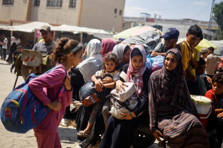 Mulheres e crianças deixam Khan Younis após ordem de evacuação (Mohammed Salem/Reuters)