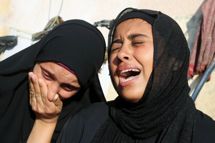 Palestinas choram a morte de familiar no ataque israelense a uma escola que abrigava pessoas deslocadas em Khan Younis, sul de Gaza, em 10 de julho (foto: Hatem Khaled/Reuters)