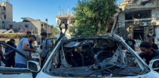 Após assassinar jornalistas Ismail Al-Ghoul e Rami Al-Rifi, da Al Jazeera, Exército de Israel assume crime e celebra morte de repórter Carro em que foram alvejados Ismail e Rami, repórteres da Al Jazeera (foto: Ayman Al Hassi/Reuters)