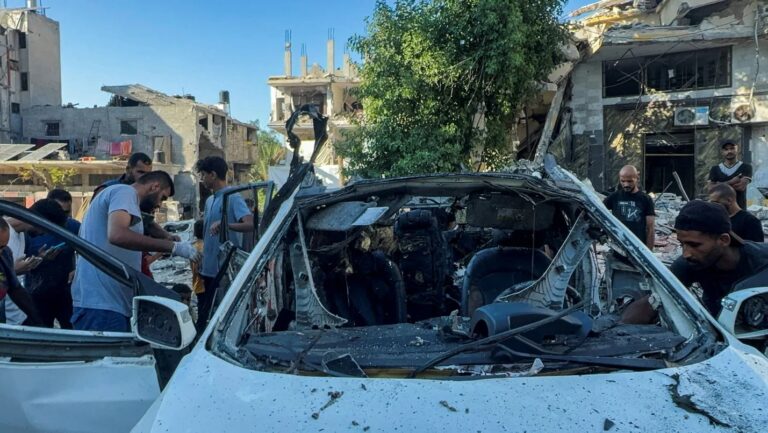 Carro em que foram alvejados Ismail e Rami, repórteres da Al Jazeera (foto: Ayman Al Hassi/Reuters)