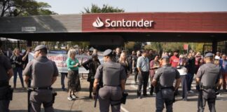 Solidariedade aos bancários em campanha salarial! Repúdio à violência da PM! Solidariedade aos bancários em campanha salarial! Repúdio à violência da PM!