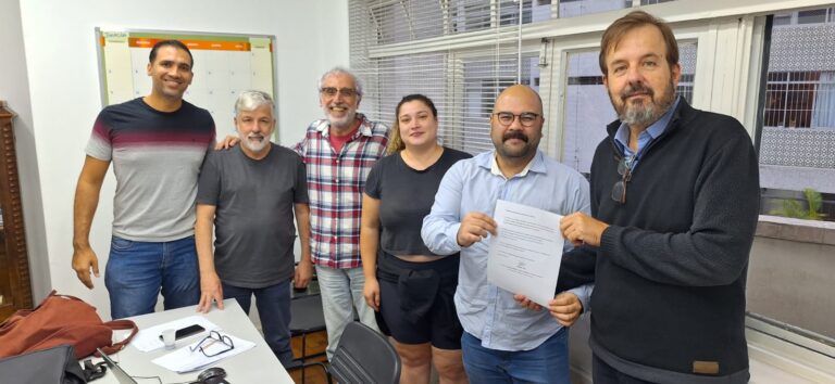 Comissão Eleitoral do Sindicato (Paulo Zocchi, Caroline Beraldo, João Marques, Décio Trujilo e Thiago Barolli) recebe do presidente do Sindicato, Thiago Tanji, a inscrição da Chapa 1, encabeçada por ele: compromisso de avançar na luta pelos direitos da categoria. © EDUARDO VINÉ BOLDT